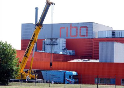 Schwerlastkran hievt 20 Tonnen schwere Flexo-Druckmaschine bei Riba in den Halleneingang